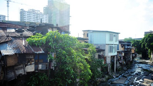 Là một điển hình của các quốc giá châu Á đang phát triển, Philippines cũng đang chứng kiến cảnh tượng những ngôi nhà chọc trời hay chung cư cao cấp mọc lên không xa các khu ổ chuột.