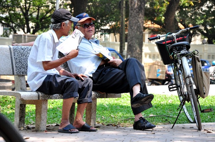 Rảnh rỗi hơn, những người cao tuổi tìm ghế đá trong công viên bàn đủ thứ chuyện, tạm quên đi cái nóng.