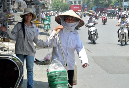 Hà Nội nắng gay gắt, nhiệt độ ngoài trời dự báo vượt trên 40 độ C. Ảnh: Quang Phong/ Dân trí.