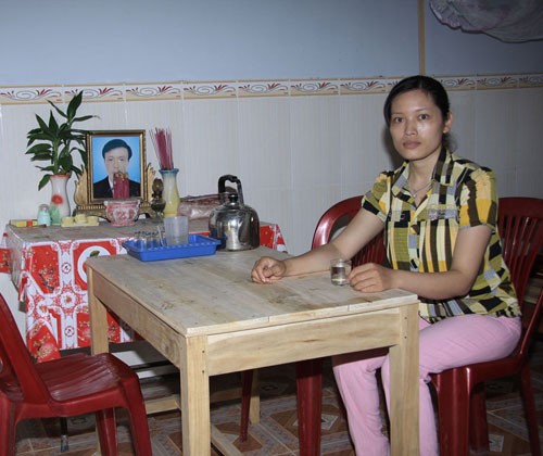 Chị Nguyễn Thị Thu vẫn mòn mỏi đợi tiền bảo hiểm. Ảnh do chị Thu cung cấp.