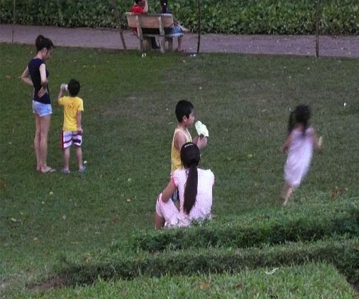 Trẻ em cũng náo nức khi được vui chơi trong công viên tránh nắng nóng.
