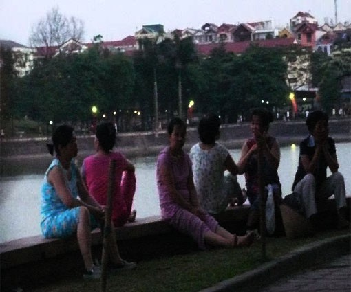 Người dân đổ ra công viên Nghĩa Đô tránh nắng nóng.