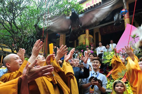 Phó Thủ tướng Nguyễn Thiện Nhân và các hòa thượng thả chim phóng sinh tại đại lễ. Ảnh: VnExpress.