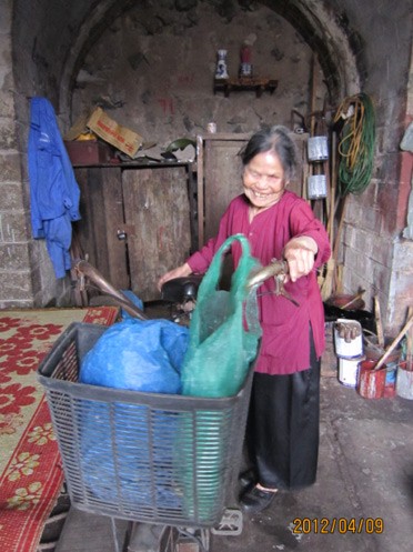 Nhà bà Hiền ở Văn Điển. Bà có hai con nhưng cả hai đều nghèo. Hơn 40 năm qua, bà lang thang ở Hà Nội, hết cắm lều trên đê sông Hồng rồi lại ngủ trong nhà chờ xe buýt. Từ năm 1995, Ban quản lý cầu Long Biên thương bà neo đơn cho bà ở trong hốc gầm cầu này.