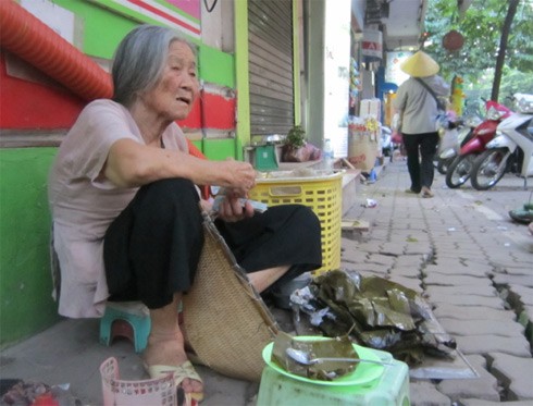 Ở một góc phố Bảo Khánh (quận Hoàn Kiếm), hàng bánh khúc của cụ bà gần 90 tuổi đã thành quen thuộc với nhiều người hàng chục năm qua.