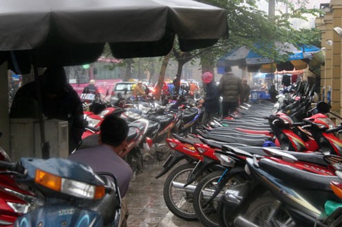 Sau một thời gian bị cấm, bãi gửi xe trên phố Triệu Quốc Đạt (trước cổng Bệnh viện Phụ sản Trung ương) được tiếp tục cho trông xe. Ảnh: Tiến Dũng.
