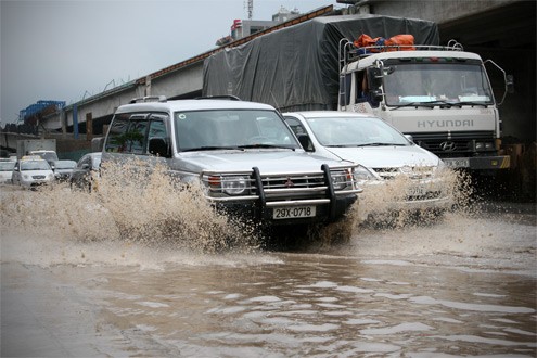 Tình trạng ngập nghiêm trọng nhất là trên đường vành đai 3 (Nguyễn Xiển) theo hướng Thanh Trì - Khuất Duy Tiến. Nước ngập tới gần 20cm và kéo dài tới hàng km