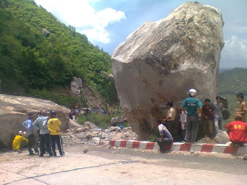 Tảng đá lớn nặng khoảng 10 tấn rơi trúng xe. Ảnh: Thanh Dũng.