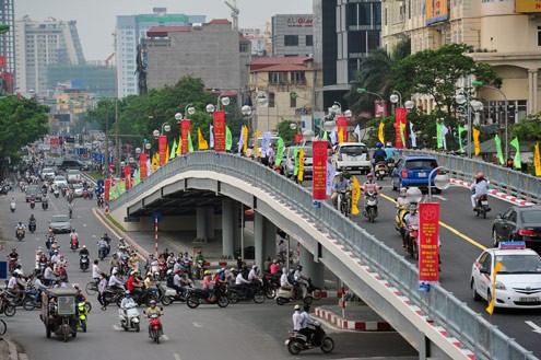 Cầu vượt nút Láng Hạ - Thái Hà giúp giải quyết ùn tắc tại nút giao thông này. Ảnh: Hoàng Hà.