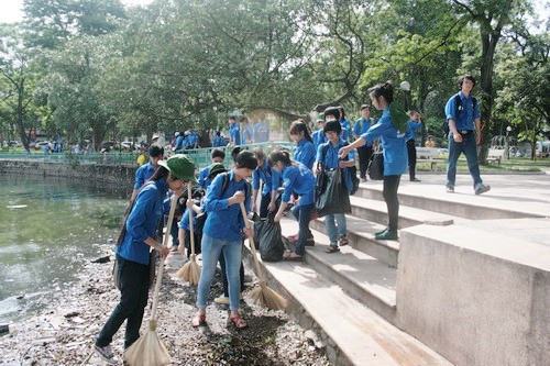 Ngay sau lễ phát động các bạn trẻ đã tham gia vệ sinh làm đẹp khuôn viên vườn hoa Lý Tự Trọng.