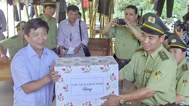 Ông Nguyễn Hữu Hoài, chủ tịch UBND tỉnh Quảng Bình (bìa trái), tặng quà cho đội kiểm lâm cơ động tỉnh.