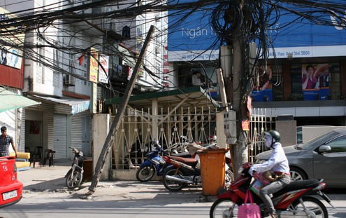 Đầu ngõ 181 Trường Chinh, một cột khác cũng có nguy cơ đổ. (ảnh Phương Sơn/Vnexpress)