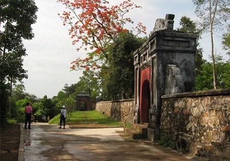 Cổng chùa Thiên Mụ.