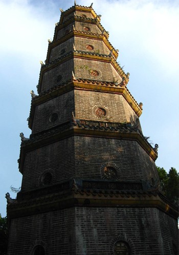 Tháp chuông chùa Thiên Mụ.