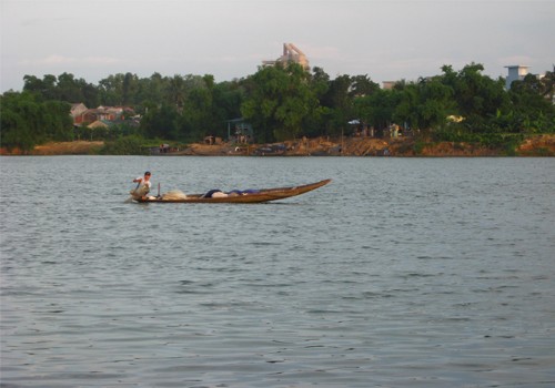 Con thuyền xuôi mái trên sông Hương.