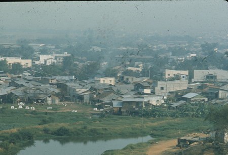 Khu dân cư lụp xụp gần sân bay Tân Sơn Nhất.