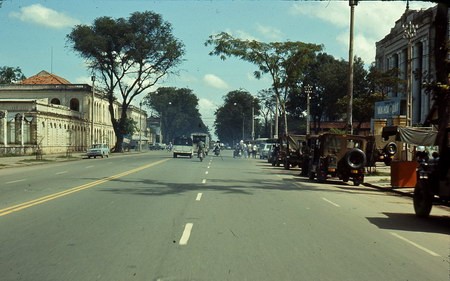 Đại lộ Thống Nhất. Bên mép phải hình là cổng trường Tiểu học Văn Hóa Quân Đội, nơi ngày nay là Khách sạn Sofitel Plaza.