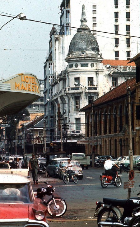 Cuối đường Tự Do - Majestic Hotel và Grand Hotel (nhà có tháp tròn).