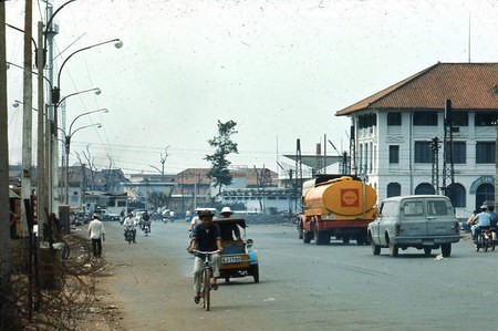 Bến Bạch Đằng đầu đường Nguyễn Huệ.