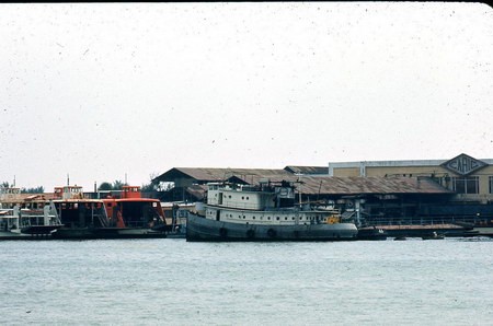 Xưởng đóng tàu Caric ởThủ Thiêm, bên kia sông Sài Gòn.