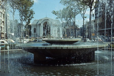 Đài phun nước trước quảng trường Lam Sơn.