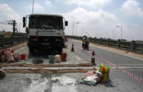 Tại đường dẫn xuống phố Trần Khánh Dư, mặt đường hỏng đang được vá lại.