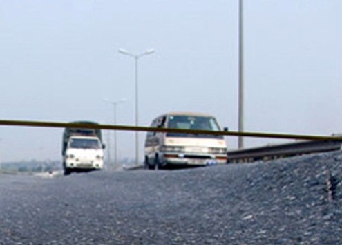 Tương tự, cầu Thanh Trì có nhiều vệt lún trên đỉnh cầu và lún trên phía đường dẫn phía bắc cầu.