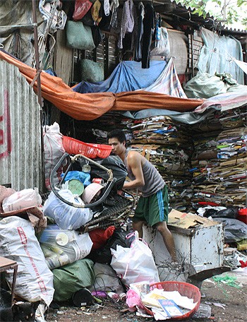 Xóm ổ chuột có khoảng 300 cư dân, đến từ Nam Định, Thanh Hóa, chủ yếu sống bằng nghề ve chai và buôn giẻ rách. Quanh năm họ làm việc trong điều kiện thiếu ánh sáng, bẩn thỉu. Chỉ Tết họ mới quê vài ngày.