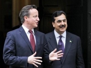 Thủ tướng Anh David Cameron và Thủ tướng Pakistan Yousuf Raza Gilani sau cuôc gặp ngày 10/5. Nguồn: AP.