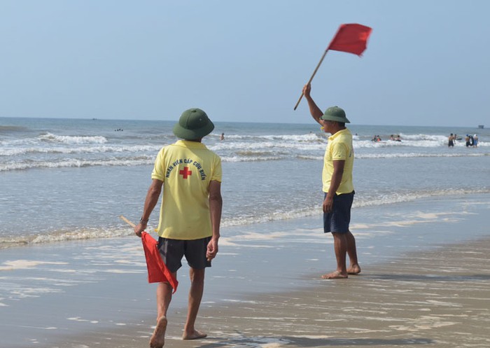 Đội nhân viên cấp cứu biển luôn được túc trực thường xuyên trên bãi biển và cảnh báo du khách khi ra xa.