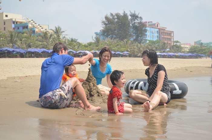 Nhiều gia đình chọn bãi tắm Sầm Sơn là điểm nghỉ mát trong dịp cuối tuần.
