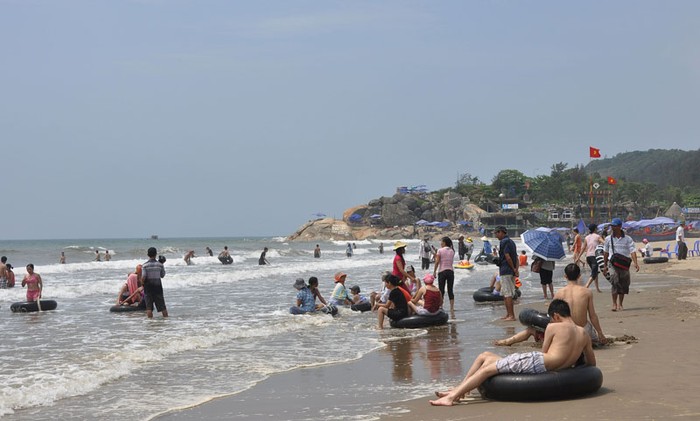 Cách Thành phố Thanh Hóa 15km về phía Đông, bãi tắm Sầm Sơn là khu du lịch nghỉ mát nổi tiếng của Việt Nam, thu hút được rất đông du khách tới trong những ngày hè.