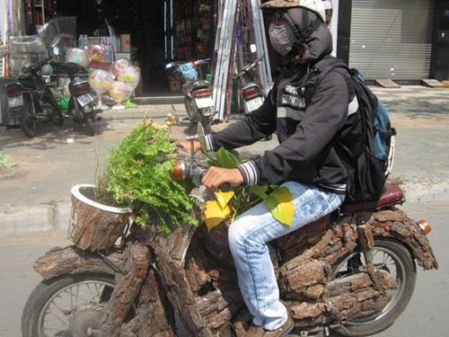 Chiếc xe máy khá độc đáo lưu thông trên đường phố Sài Gòn sáng 12/5.