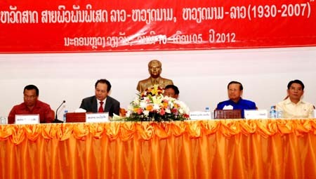 Đoàn Chủ tịch tại buổi lễ ra mắt Bộ Lịch sử quan hệ đặc biệt Việt Nam - Lào.