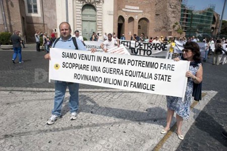 Nhiều người dân Italia phản đối mức thuế “ngất ngưởng” mà Equitalia áp đặt cho họ trong thời buổi kinh tế khó khăn do khủng hoảng. Nguồn: Internet.