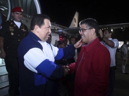 Nhà lãnh đạo Venezuela bắt tay mọi người khi vừa xuống máy bay.