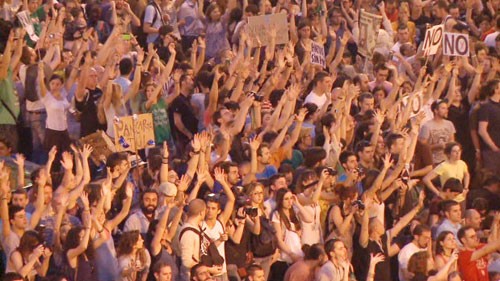 Những người biểu tình Tây Ban Nha phản đối chính sách thắt chặt chi tiêu của Chính phủ. Ảnh: CNN.