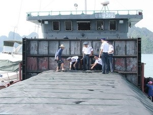 Lực lượng chức năng Vùng Cảnh sát biển 1 đang kiểm tra tàu chở than QN 4389. Ảnh: Nguyễn Cường/Vietnam+.