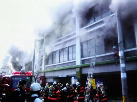 Lính cứu hỏa nỗ lực dập tắt đám cháy tại khách sạn 4 tầng. Ảnh: AFP.