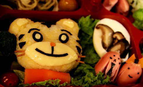 Chỉ với một số nguyên liệu đơn giản như: nắm cơm dẻo, sợi mì Italy, rong biển...các bạn trẻ đã làm được một chú cọp Shimajirou hay chú mèo được yêu thích trong các bộ phim hoạt hình Nhật.