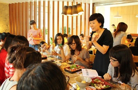 Một trong những người tiên phong đưa nét văn hóa ẩm thực xứ phù tang về Việt Nam là nữ du học sinh Vương Thùy Hương (tên thường gọi là Mira chan) đang hướng dẫn các bạn trẻ trang trí món ăn.