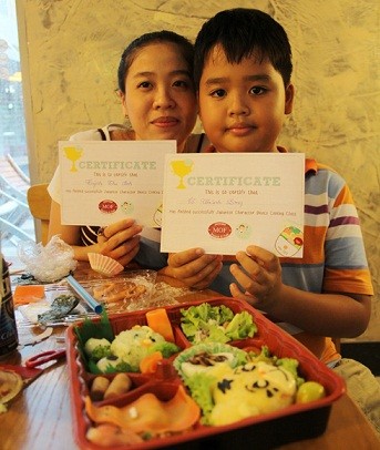 Chị Thu Anh và em trai cũng đi học làm món ăn Nhật để mang về tặng mẹ. Hai chị em thích thú khi được nhận chứng chỉ của khóa học.