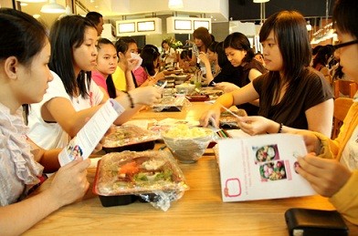 Lớp học chế biến món ăn kiểu Nhật "Bento for mama" được tổ chức tại TP HCM chiều 13/5 nhân dịp mừng "ngày của mẹ" thu hút khoảng 100 học viên, đa phần là các bạn trẻ tham gia.