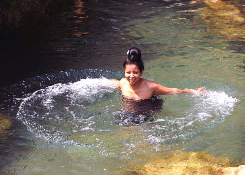 Phụ nữ Thái Đen ở tỉnh Sơn La hồn nhiên bơi lội trong suối.