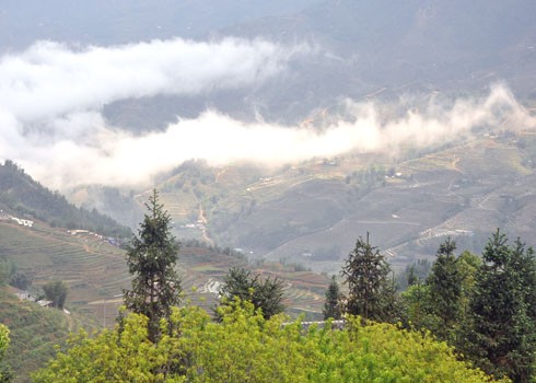 Sương mù lãng đãng trên những ngọn núi xa ở Sa Pa (Lào Cai).