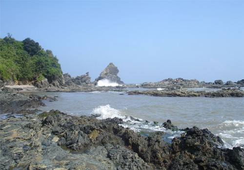 Những vách đá đen dựng sát biển, có nơi cao tới 42m.