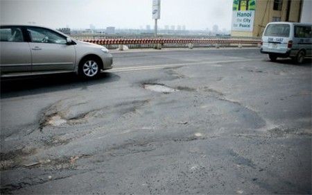 Hư hỏng nghiêm trọng xuất hiện ở làn đường theo hướng Nội Bài - Phạm Văn Đồng. Ảnh: ktdt.com.vn.