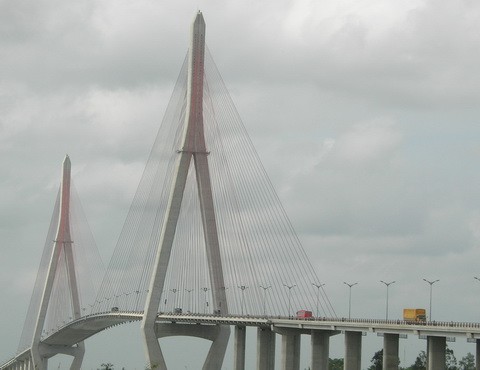 Cầu Cần Thơ là cầu dây văng dài nhất Đông Nam Á nối hai bờ sông Hậu được khánh thành hơn hai năm trước. Ảnh: Thiên Phước.