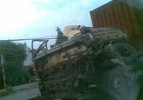 Xe container tai nạn nát đầu xe, chụp lúc 14h ngày 6/5/2012 trên quốc lộ 1A đoạn Ngã 4 Ga, P. Thạnh Lộc Q12, HCM. Ảnh: Nguyễn Tiến Thảo.