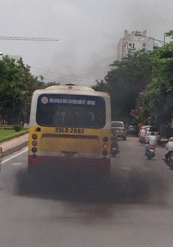 Xe buýt nhả khói trên đường Hà Nội. Ảnh: Lam.